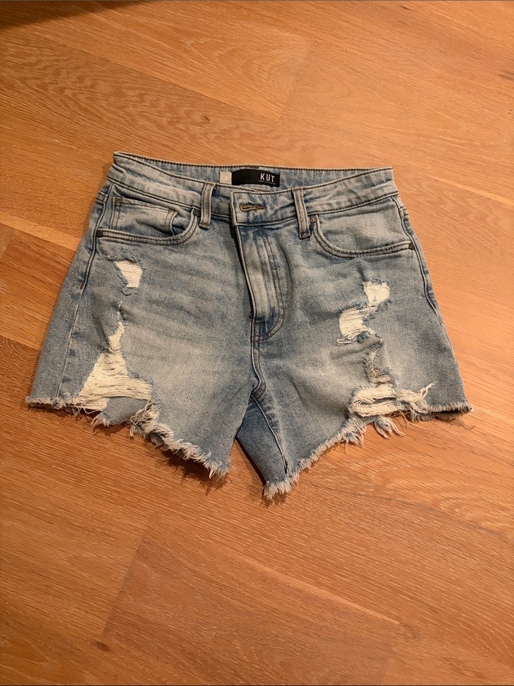 Kut from the Kloth Jane. Women’s 2. Denim shorts Washed Light Blue Distressed